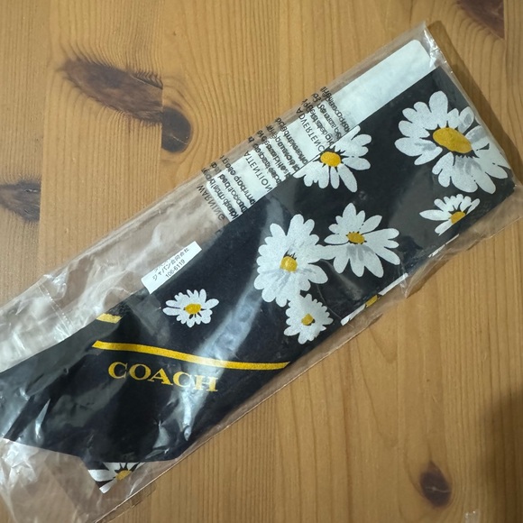🌸 Coach Signature Daisy Cluster Print Silk Skinny Scarf - Picture 3 of 4